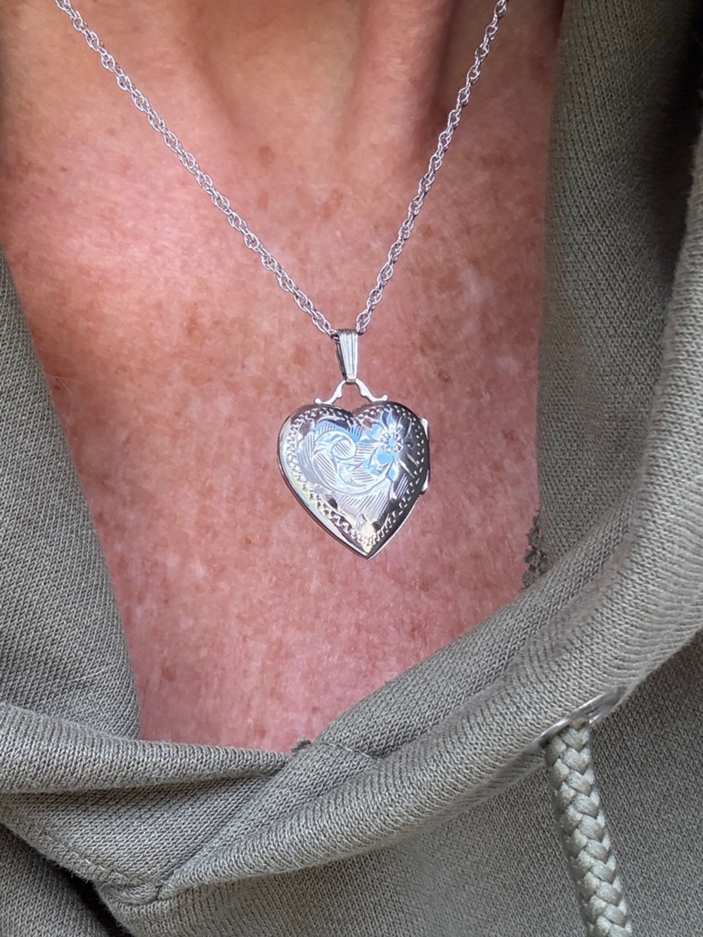 Sterling Silver Heart Locket Necklace
Beautiful Polished Finish,
Flower etched